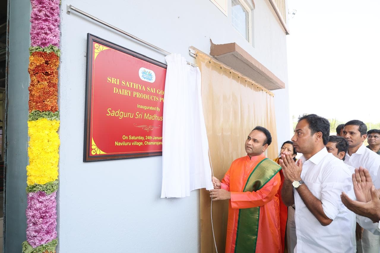 Unveiling the inauguration plaque